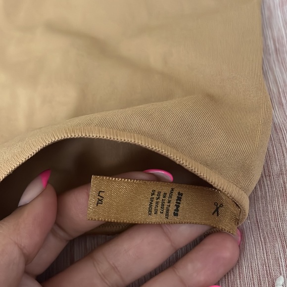 skims long sleeve scoop neck bodysuit - Picture 6 of 11